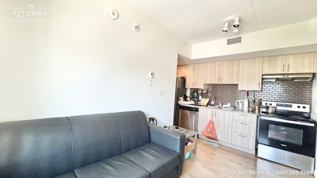 Building Photo - 275 Larch St