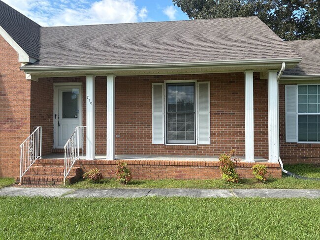 Foto del edificio - Spacious Brick Home with Fenced-In Back Yard!