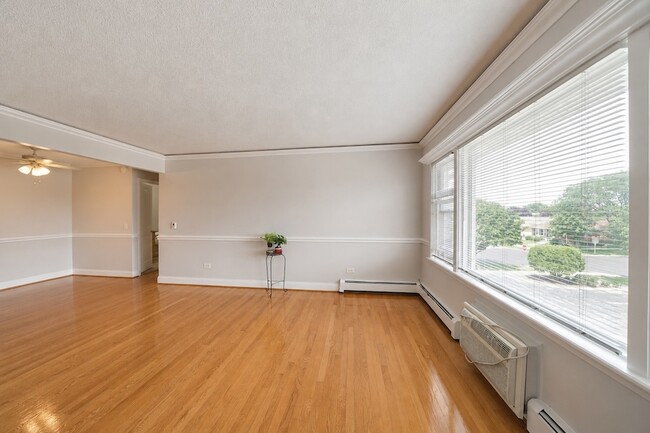 Building Photo - 4940 N Leonard Dr