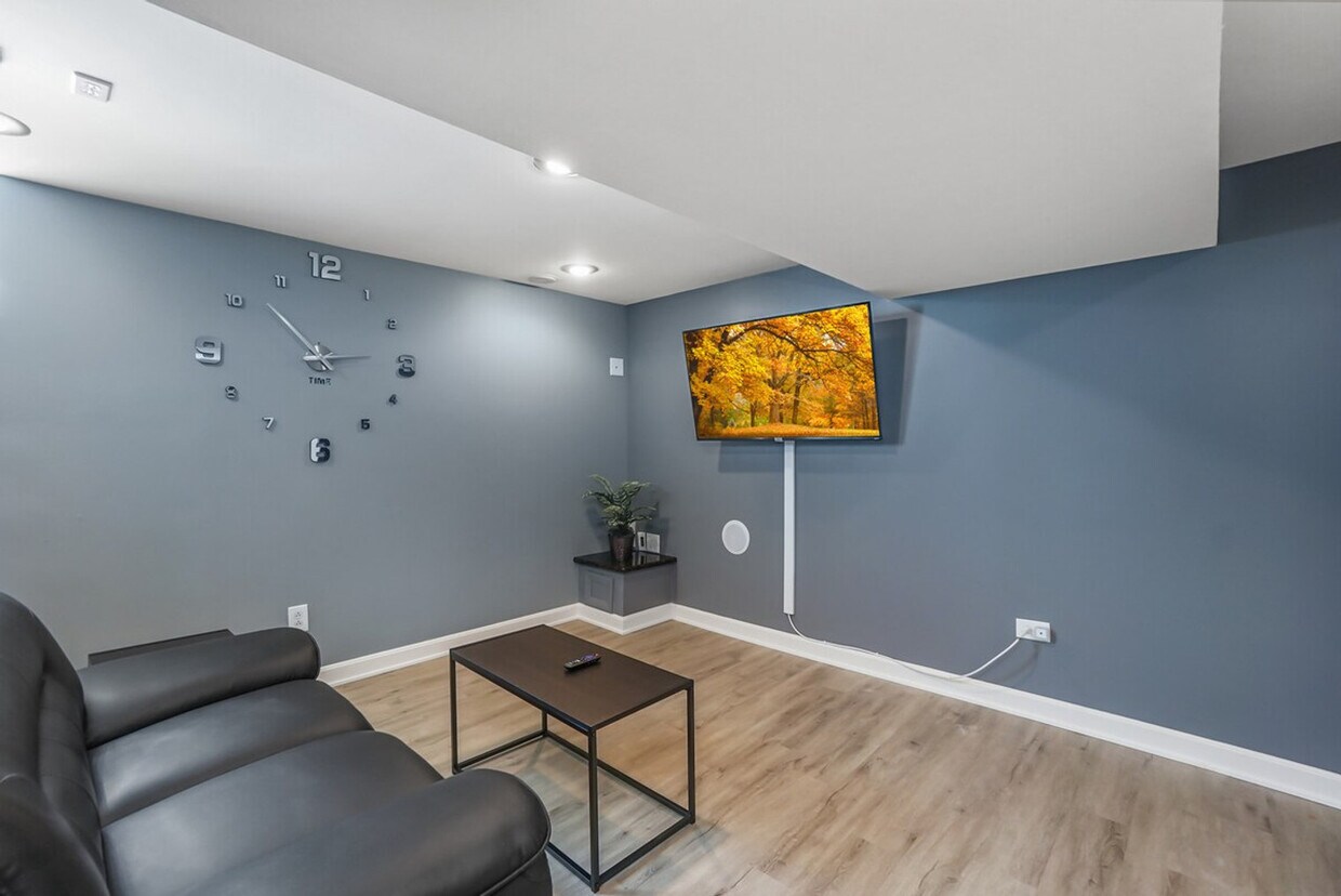 Foto principal - 7001 W Summerdale Ave