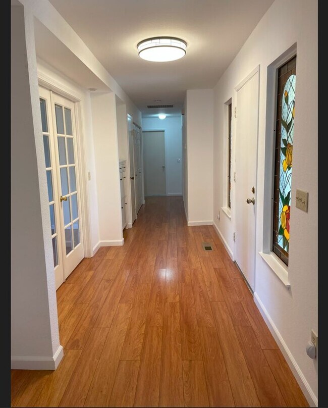 Foto del edificio - ~Spacious 5 Bed/2 Bath Home in D Section~ Available Now!