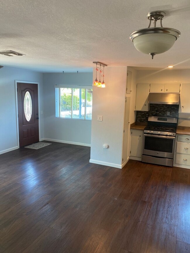 Building Photo - Charming 2 bedroom, 1 bathroom house with ...
