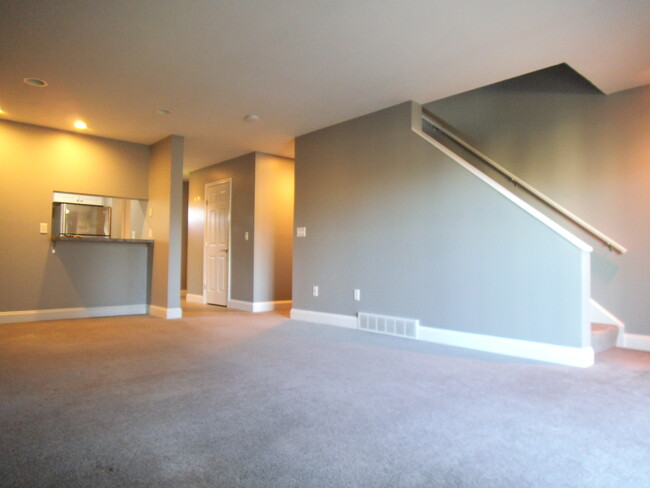 Sala de estar/escaleras - 51 4th Ave