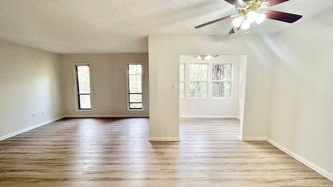 Foto del edificio - North Atlanta 1 Bed-1 Bath Condo, LVP Hardwoods, Sunroom/Office, Available Mid-July!