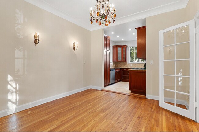 Building Photo - 420 S Beverwil Dr