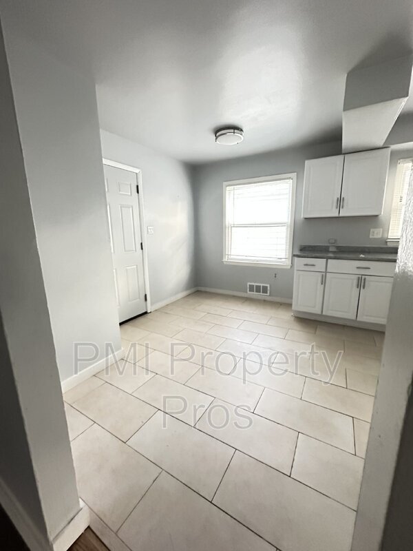Building Photo - 5917 N 70th St