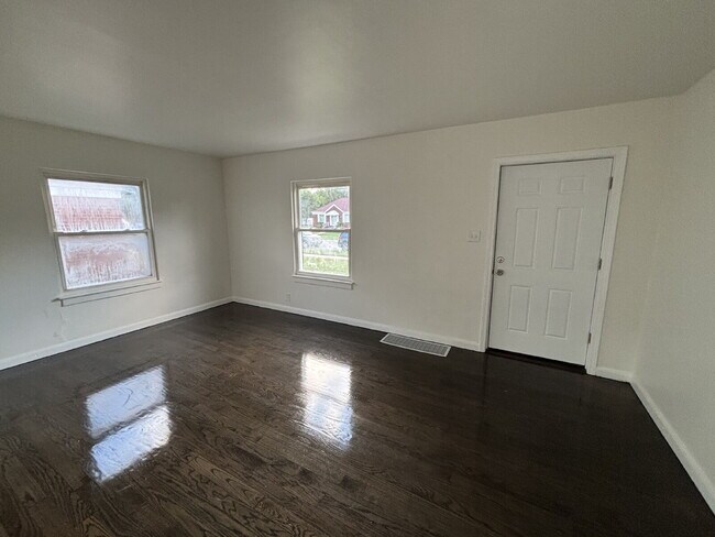 Foto del edificio - Classic 4 Bed Home in The Heart of Gary!