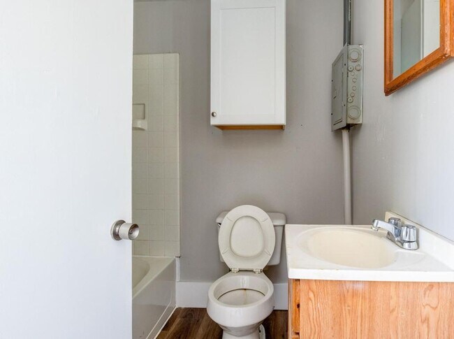 Building Photo - 119 Pine Ave