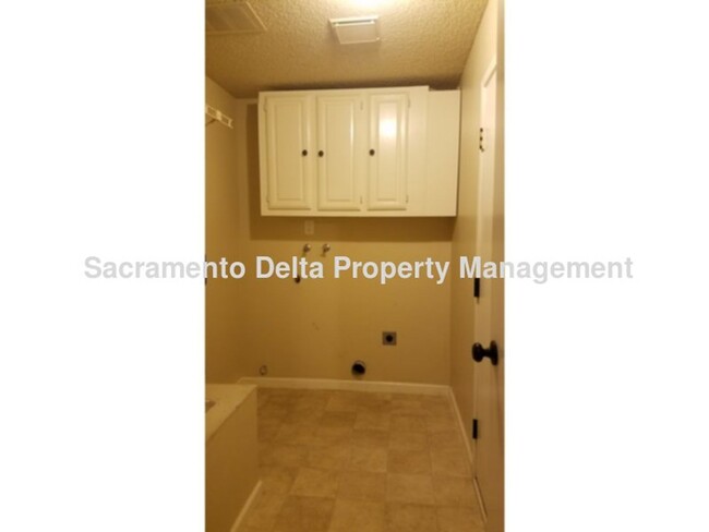 Building Photo - AVAILABLE NOW - CITRUS HEIGHTS 3 BEDROOM 2...