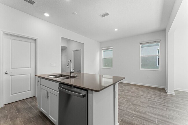 Foto del edificio - Available on July 10! Solar panel Spacious 3 bedroom house with all appliances included.