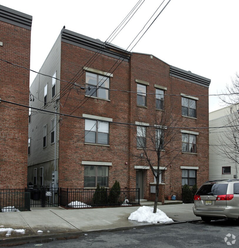 Primary Photo - 117-119 Logan Ave