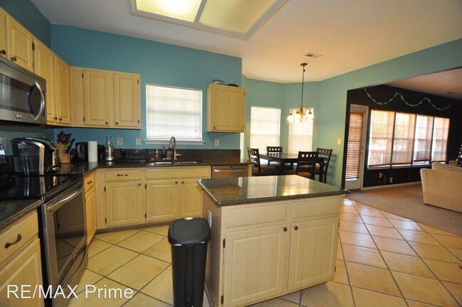 Building Photo - 4 br, 2.5 bath House - 218 OUTLAW STREET