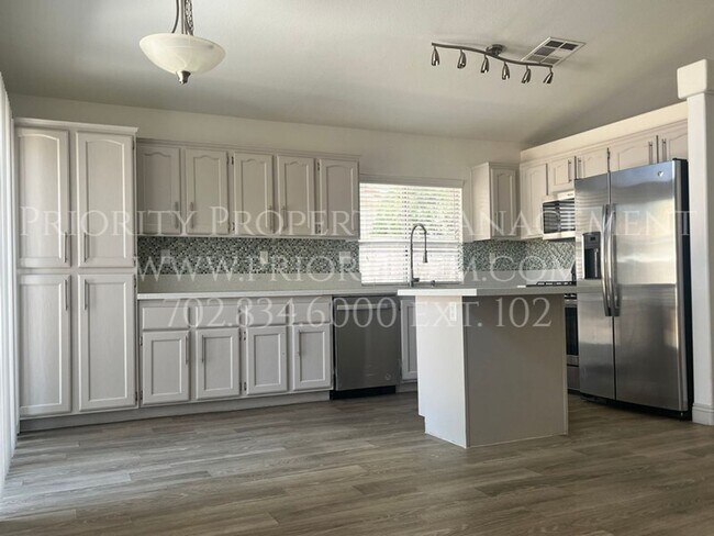 Building Photo - ~~ Beautiful ~ Completely re-modeled ~ 3 B...