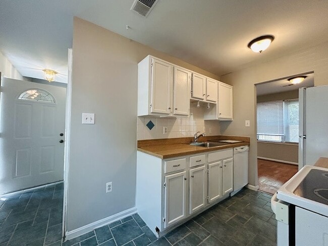 Building Photo - 2955 Lexington Ct