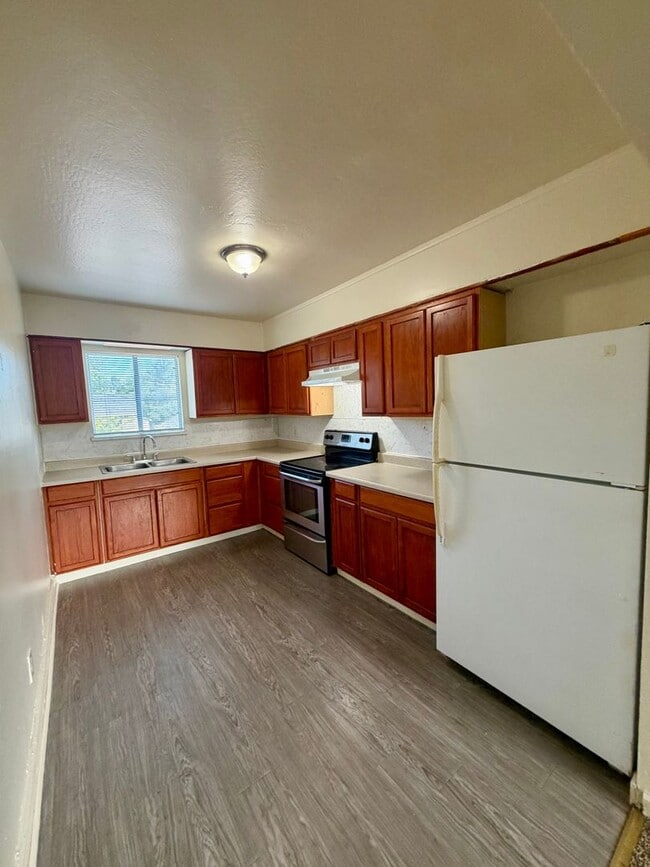 Building Photo - 2 BED/1 BATH - END UNIT WITH CITY VIEW & PET FRIENDLY