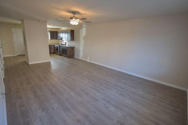 Building Photo - 2 bedroom 2.5 bath townhouse located close...