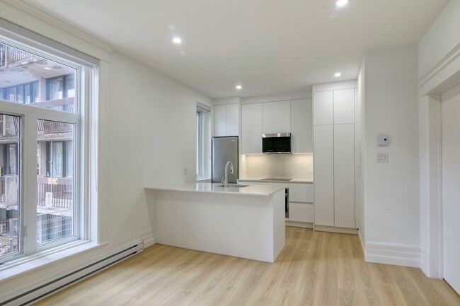 Building Photo - 2045 Lambert-Closse