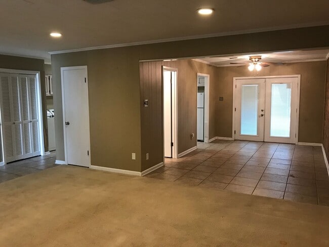 Building Photo - Three Bedroom , 2.5 Bathroom , Covered par...