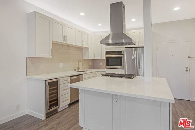Foto del edificio - Stunning Playa del Rey Condo Awaits You!