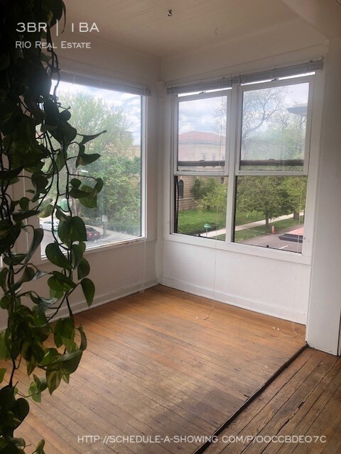 Building Photo - Stunning Top Floor 3BR with Sunroom!