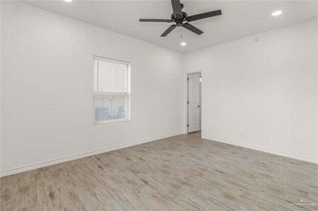 Building Photo - 900 E Redbud Ave