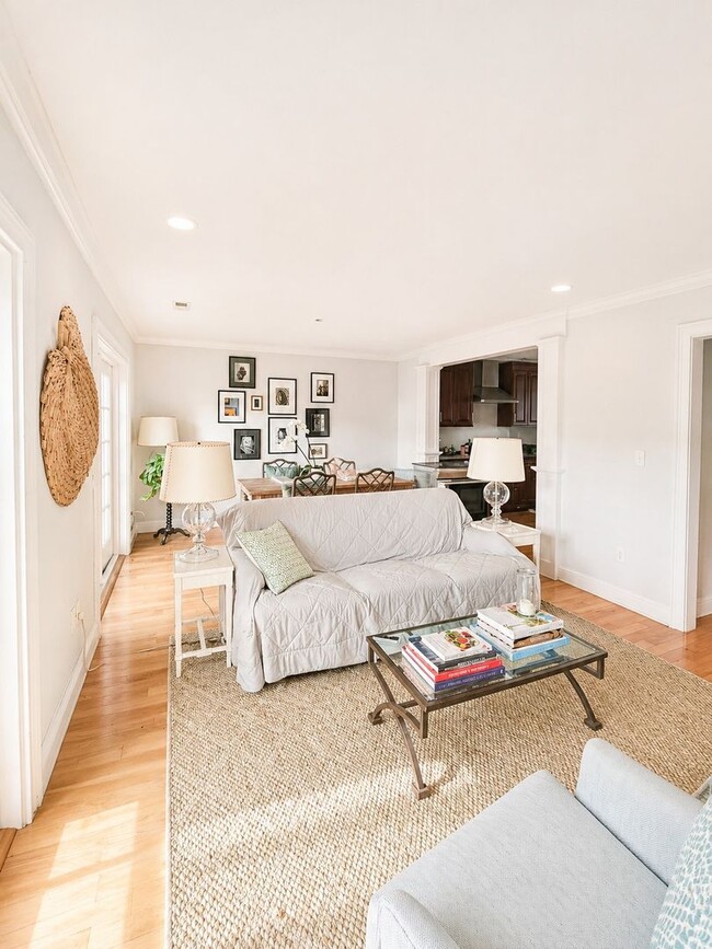 Building Photo - Downtown Town House - Steps to the Battery, Colonial Lake and King Street!
