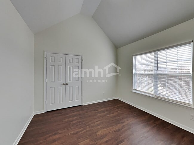 Foto del edificio - 127 Dunnell Road
