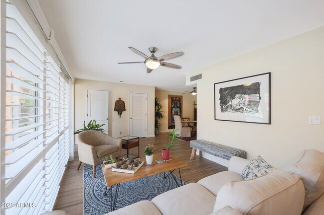 Foto del edificio - 109 E Palm Ln
