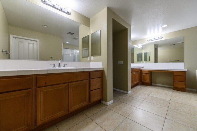Foto del edificio - 5 BD/3BA 3372sqft Single Family Home w/ 3-Car Garage Corona For Rent