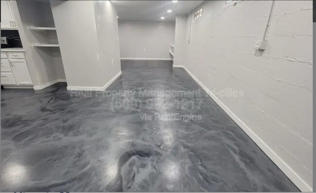 Building Photo - 402 Barth Ave