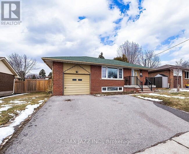 Building Photo - 708 Newman Crescent