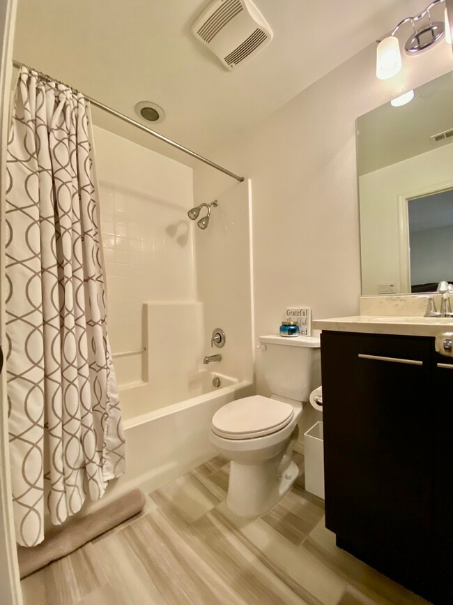 Guest bathroom with soaking tub - 1135 Calle Montana