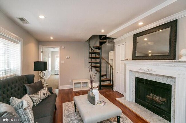Building Photo - Sunny 1BR w/ HW Floors, W/D, Fireplace, D/...