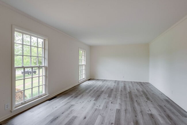 Building Photo - Hilltop Luxury Near Radnor Lake – Spacious...