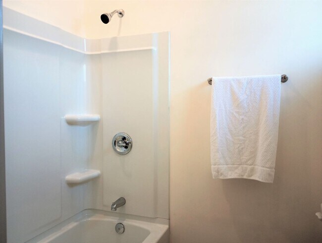 Building Photo - BEAUTIFUL 2/2 DUPLEX APARTMENT ***Ground L...