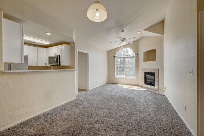 Building Photo - "Charming 2-Bed, 2-Bath Condo Retreat in Centennial"