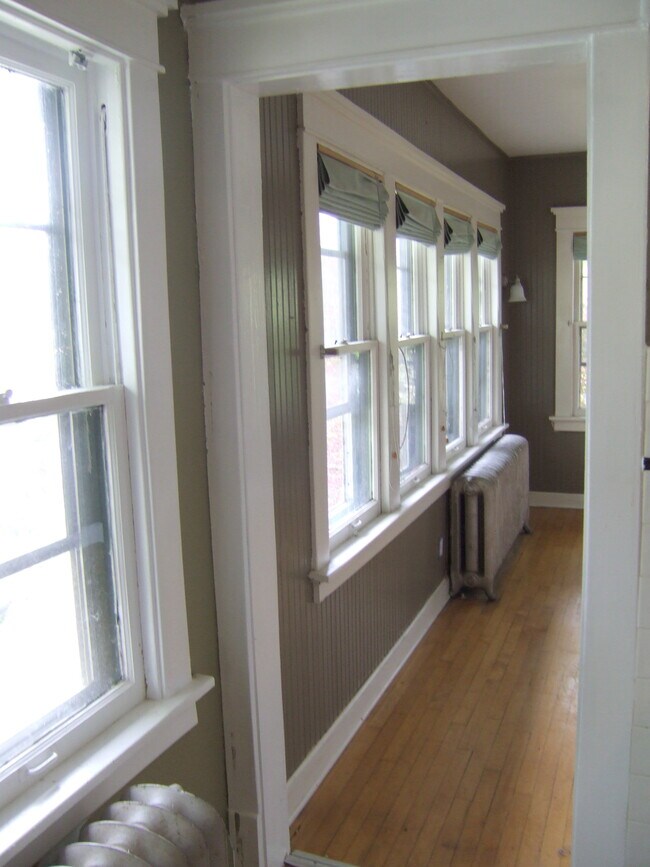 Vista desde la cocina al dormitorio. - 3030-3032 N Downer Ave