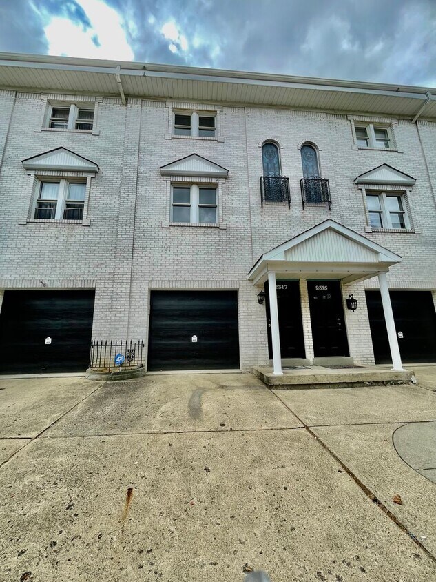 Primary Photo - 2 Bed 2 Bath- Carrick Pa!