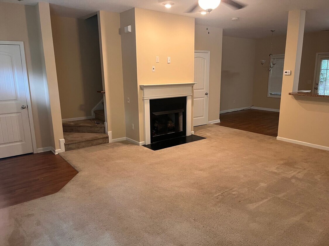 Building Photo - Lovely Townhouse