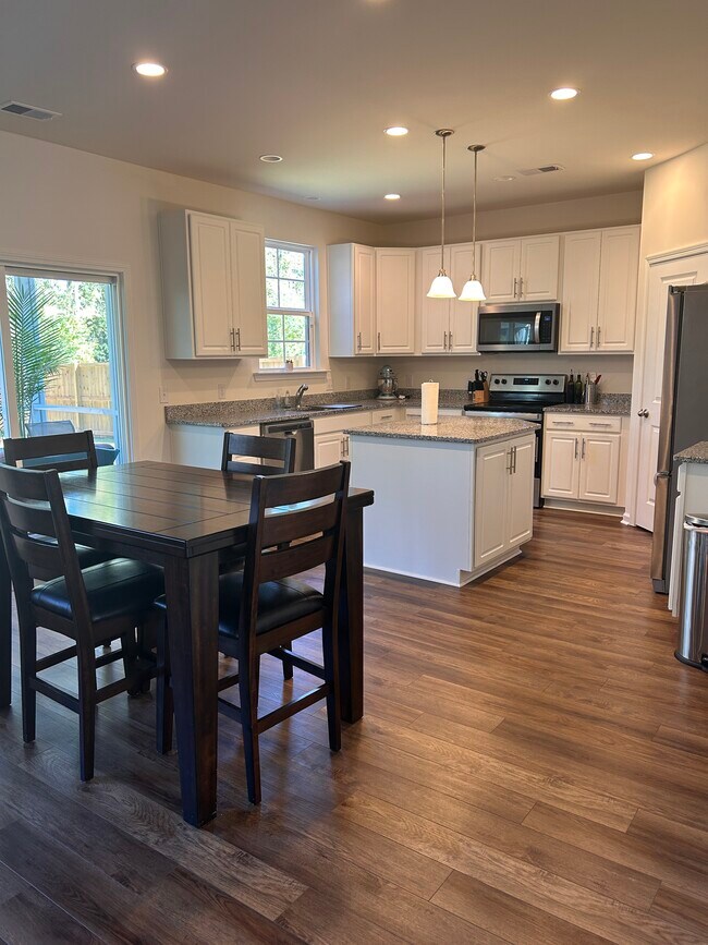 Building Photo - 1728 Refuge Dr