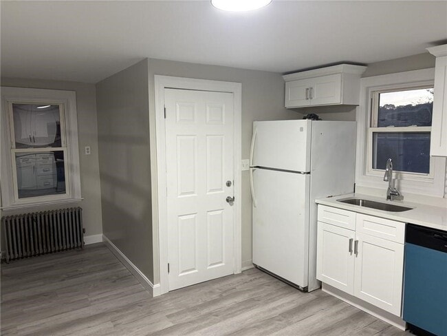Building Photo - 610 Killingly St
