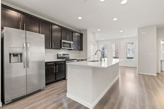 Foto del edificio - Newer 4 bed, 3.5 bath Townhome In Lynnwood...