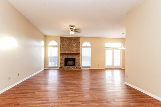 Building Photo - 5537 Vicksburg Dr