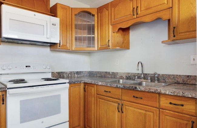 Building Photo - 2901 Leslee Lake Dr N