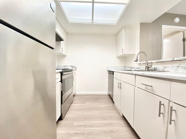 Building Photo - 1853 Whitley Ave Los Angeles California 90028