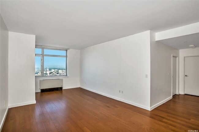 Foto del edificio - 40-28 College Point Blvd