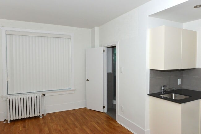 Building Photo - 160 Huron St