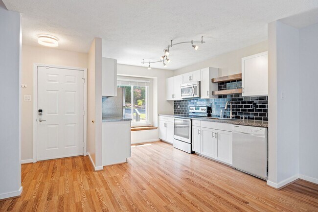 Foto del edificio - Charming 2 Bedroom/1 Bath Townhome in Henrico ***Available Early September***