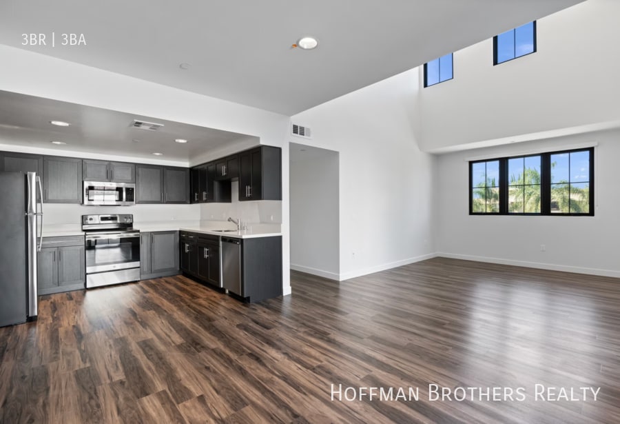 Primary Photo - 5020 Woodman Ave Sherman Oaks, CA 91423