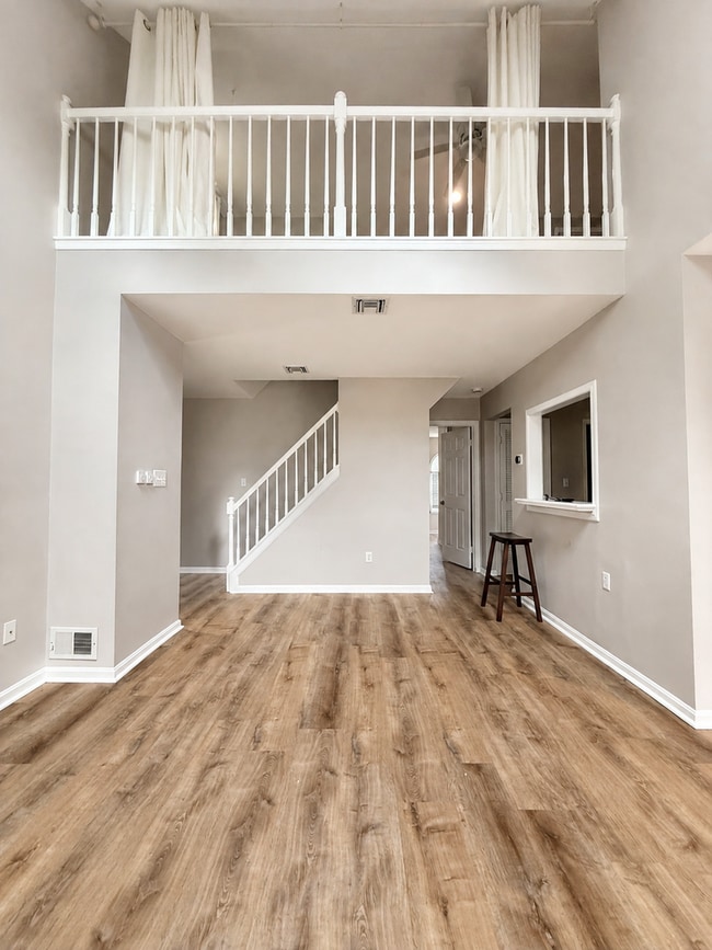 Building Photo - 252 Crescent Dr